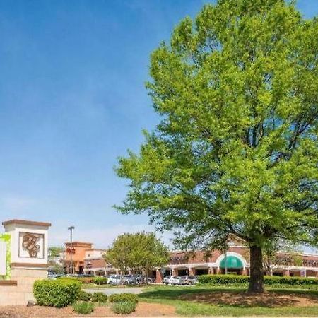 Clarion Pointe - Greensboro Coliseum Area Exterior foto